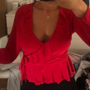 Röd volangtröja - Jättefin tröja med volanger, stretchigt material passar xs-s kanske liten M. Oanvänt skick.