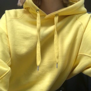 Jättefin hoodie!  - En jättefin ljusgul hoodie, helt oanvänd! Köpt på Hm och i toppskick❤️❤️