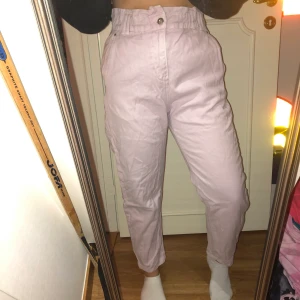 Lila paperbag jeans - Säljer mina lila paperbagjeans från Zara. Otroligt sköna och är mer pastellila i verkligheten än vad de är på bild. 
