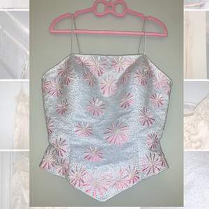 Vintage linne i ljusblått med rosa blommor täckt i strass. 