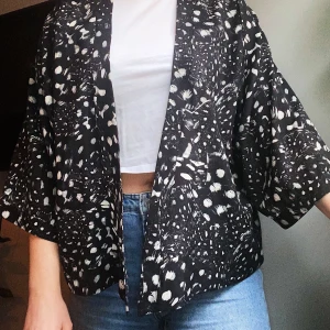 Sidenblus / jacka - Superfin mjuk ”jacka”, eller top, i sidenmaterial! Köparen står för frakten ❤️