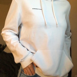 Vit hoodie med tryck - En superfin hoodie från Pier One i storlek M köpt från zalando! Tryck på baksidan i form av körsbärsträd. Endast använd 2 gånger då jag anser att den är lite för liten för mig. Köpt för 379