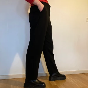 Kostymbyxor från monki  - Snygga kostymbyxor från monki! Använda men i bra skick. Str 38 🖤