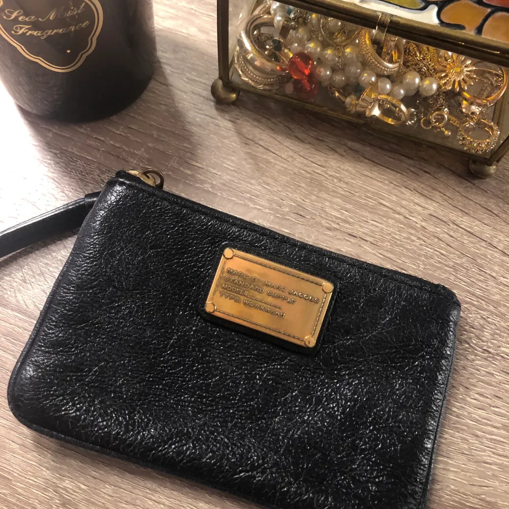 Supersnygg plånbok från Marc Jacobs. Säljes då den inte kommer till användning! 200 kr exklusive frakt 💘 Frakten ligger på 44 kr, eller 63 vid spårbart paket! ⚡️. Väskor.