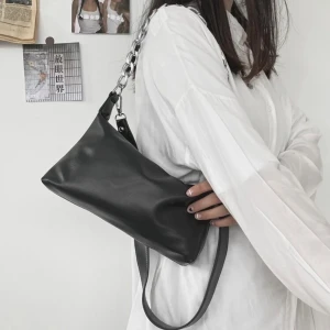 Väska - Säljer denna väska då jag har en liknande och den ej kommer till användning. Helt ny, aldrig använd (sista bilden är min egna). Hör av er om ni är intresserade! Fraktar spårbart för 63kr