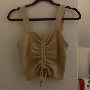 Justerbar topp från hm strl xs - Säljer denna fina topp från hm som aldrig är använd😭💕💕så fin verkligen! Strl xs