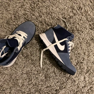 Nike skor - Feta nikeskor i storlek 38! Aldrig använda då de är lite små, därav gott skick!