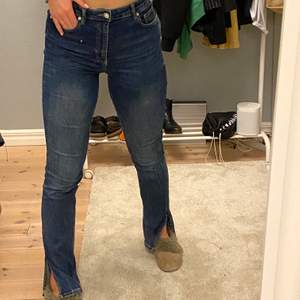 Mörkblåa jeans från Zara med slits på yttre sidan av benen. Sällan använda, ca 2 ggr. Kontakta för mer information/bilder. Köparen står för eventuell frakt💗💗💗