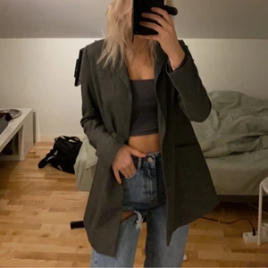 Grå kavaj/ tunn kappa - Sååå himla fin att ha båda över små toppar eller över en hoodie om det är kallare. Funkar både till fest och vardag. Säljer för att jag inte tycker jag passar i kavaj❤️❤️Står storlek 38 men den passar mig som har 36 på överdelar 