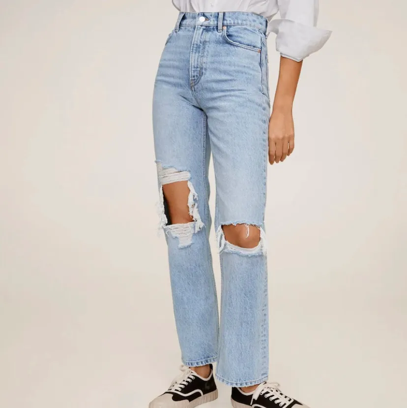 Helt slutsålda jättepopulära jeans från mango🥰 Väldigt bra skick, hålet har blivit lite större som syns på bilderna, vilket enligt mig bara är snyggt! De är långa i benen och sitter jättesnyggt💞 Köpta för 599. Jeans & Byxor.