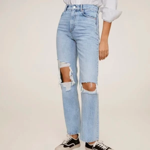 Mango jeans  - Helt slutsålda jättepopulära jeans från mango🥰 Väldigt bra skick, hålet har blivit lite större som syns på bilderna, vilket enligt mig bara är snyggt! De är långa i benen och sitter jättesnyggt💞 Köpta för 599