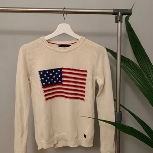 Gant Sweater - Säljer min stickade Gant tröja. Använd men i bra skick. Just denna finns inte kvar att köpa längre på gant då den är från tidigare kollektion! Nypris: 1195kr. 