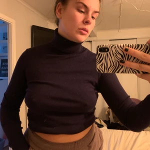 polotröja  - skööönaste polotröjan 😻 Storlek xs, men skulle säga s. Använd 1-2 ggr! jätte snyggt att ha som den är men också med en collegetröja över —> sista bilden 💞 70kr!