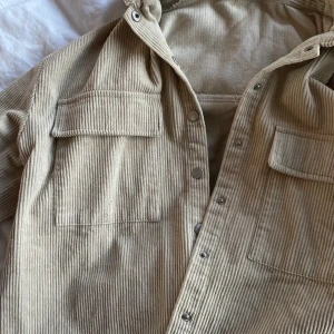 Ribbad jacka - Snygg ribbad beige jacka från Nakd