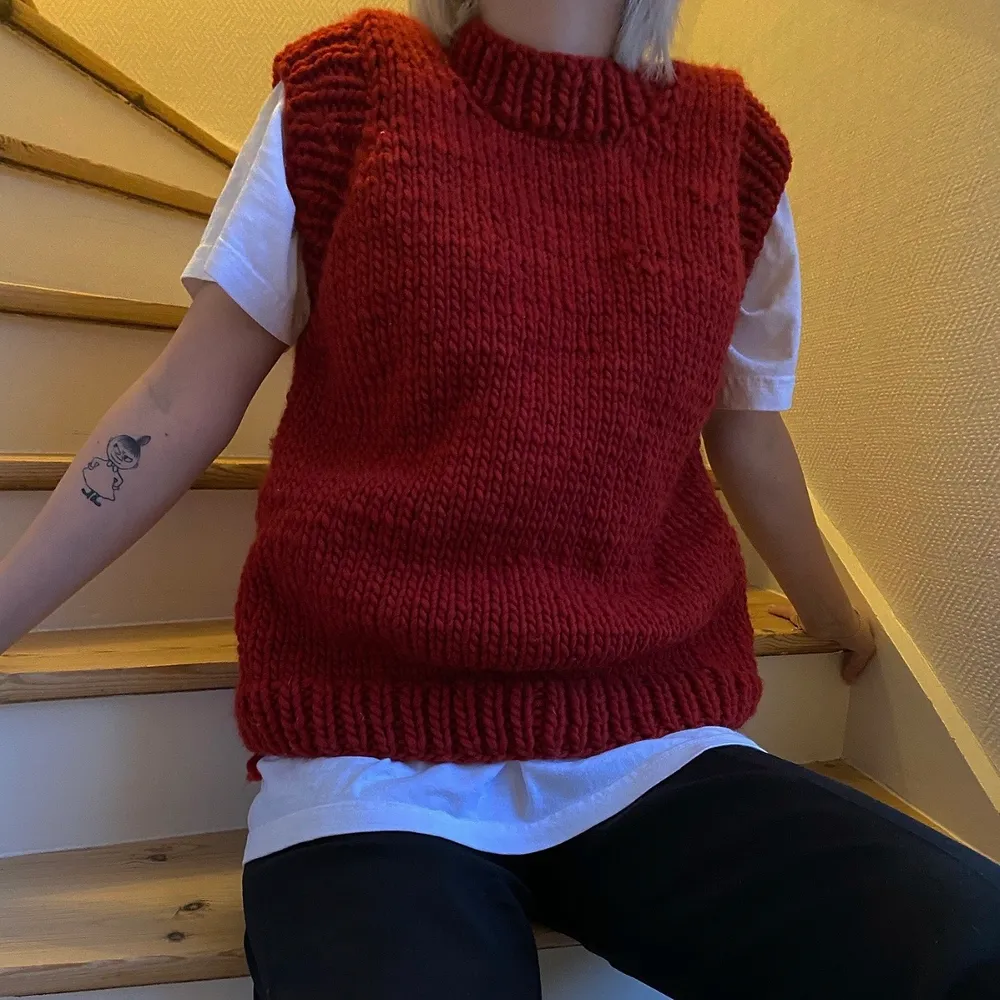 Handstickad pullover. Jag har stickat denna topp själv, med mycket kärlek. Det är 100 % ull, handtvätt eller häng ut i frisk luft. Frakt 60 kr. Jag finns också på Instagram, L.M.MADE.. Stickat.