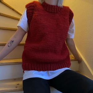 Handstickad pull over - Handstickad pullover. Jag har stickat denna topp själv, med mycket kärlek. Det är 100 % ull, handtvätt eller häng ut i frisk luft. Frakt 60 kr. Jag finns också på Instagram, L.M.MADE.