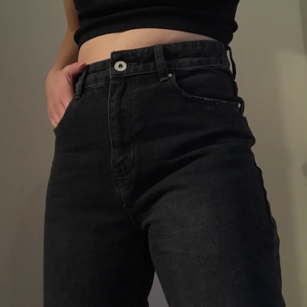 Svarta jeans från Cotton On köpta i USA för ett år sen ungefär. Rak modell i benen med lite slitning längst ner. Säljer eftersom de är lite för stora för mig.. Jeans & Byxor.