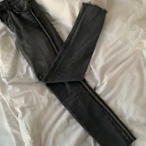 Ett par assnygga jeans från zara som är slutsålda. De är gråa med pärlor längst kanten och längst ner är det fina fransar. De passar till vad som helst 🥰🥰
