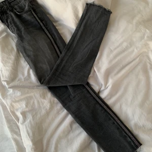 Zarajeans - Ett par assnygga jeans från zara som är slutsålda. De är gråa med pärlor längst kanten och längst ner är det fina fransar. De passar till vad som helst 🥰🥰