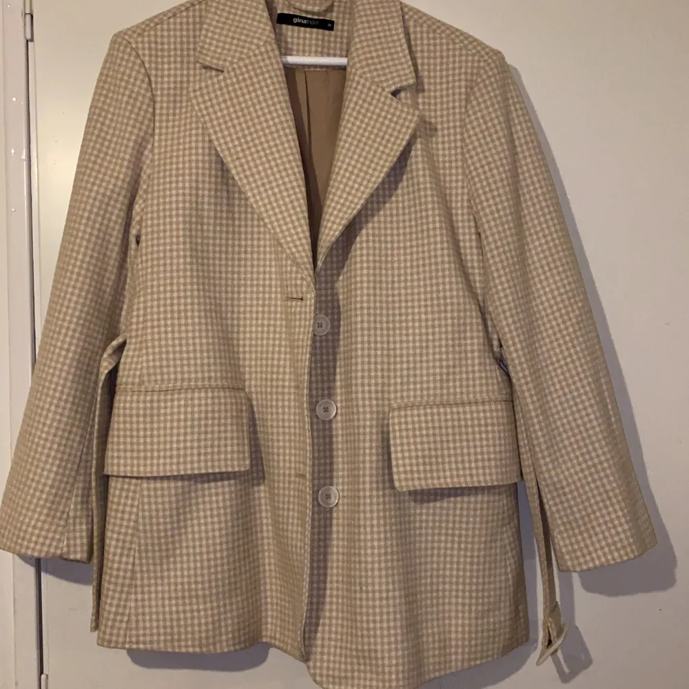 Denna jacka/kappa köpte jag från GinaTricot. Det är storlek  38 (M). Har använt 2 gånger sen jag köpte den.. Jackor.