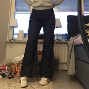 Lågmidjade utsvängda svart/blå jeans - Lågmidjade utsvängda svart/blå jeans i stlk S långa i benen, innerbenslägd är 110cm midjan 75cm❤️❤️. Högsta bud är 200 vid snabb affär 300kr❤️