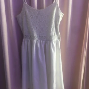 Vit känning från Hm - Fin klänning från Hm som aldrig används den är lite genomskinlig i kjolen