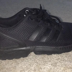 adidas skor - helt nya adidas skor! aldrig använts. säljer för lågt pris! skriv i kommentarerna eller så kan ni skriva privat. vet ej varför bilderna är suddiga. 