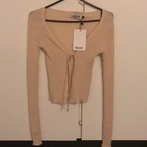 Beige ribbstickad kofta NY -   Se även mina andra annonser, jag samfraktar om du köper mer.
