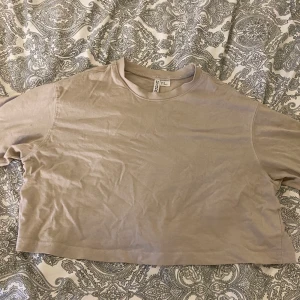 Beige magtröja  - Den är i pösigare modell och är använd ca 3 ggr så är som ny! 💗