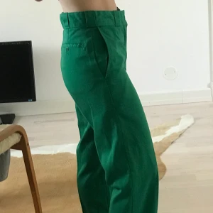 Gröna Dickies byxor  - Super snygga dickies byxor med en fin grön färg. Endast använda ett fåtal gånger. Köpta secondhand. Budgivning i kommentarerna🦋 