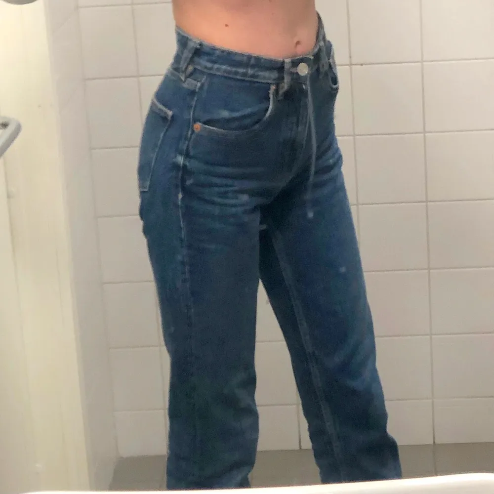 Säljer mina super fina slutsålda midrise straight leg jeans(mörkblå strl 34) som jag endast använt ett fåtal gånger ,så de är i väldigt fint scick. Säljer de för att de e lite korta mig som e 180❤️Köpta för ca.400kr  buda från 200kr❤️ köparen står för frakten❤️. Jeans & Byxor.