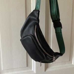 Väska - Väska från Don Donna med justerbart band, använd 2 gånger alltså som ny!