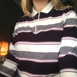 Randig tröja med krage - Randig tröja med krage. Går att dra ner dragkedjan! Fin att ha för sig själv eller under en tjocktröjan så bara kragen sticker fram. Använd få gånger. Storlek M