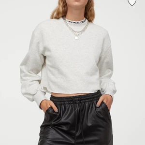 Avklippt tröja - Avklippt, croppad sweatshirt. Aldrig använd. Passar även S. Du står för frakten.