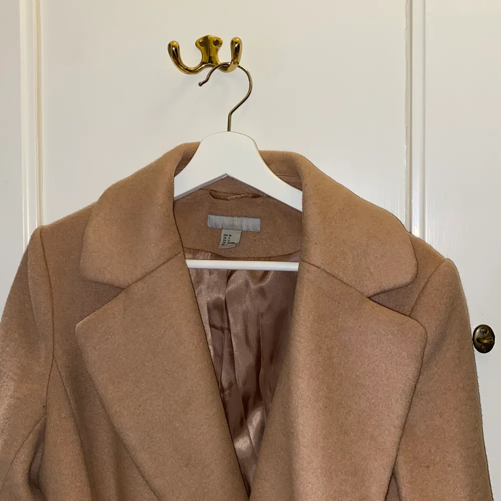 En så snygg kappa som köptes för 1000 kr och säljs nu för 200 kr. Perfekt till vintern!. Jackor.