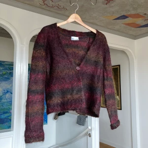 Vintage Cardigan - Superfin vintage cardigan i höstliga färger och väldigt gosigt material. Sitter fint över en skjorta eller tisha! (Jag är 160 cm lång och passar i S) Köparen står för (spårbar) frakt!