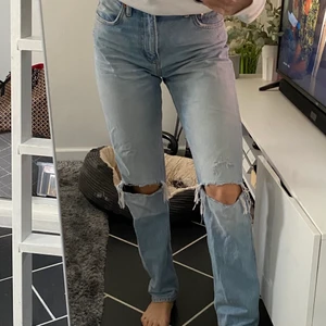 Zara jeans - AS snygga jeans från zara med hål på knäna! Köpta för ca 1 månad sen! Storlek 36. Kan mötas upp i stockholm men även frakta, köparen står då för frakten 💕💕