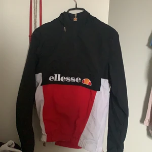 Ellesse vindjacka  - Jätte fint skick! Strl 8 UK mått vilket motsvarar strl 39.