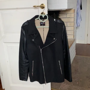 Sviiin cool höst eller vinter jacka  - Sviiin cool höst eller vinter jacka där armarna å detaljerna på axlarna är i skin imitation och resterande i kappmatrial. Den går till halva rumpan ungefär. Den är i super bra skick och jag kan mötas upp i Stockholm eller skicka men isf står köparen för frakten💗💗