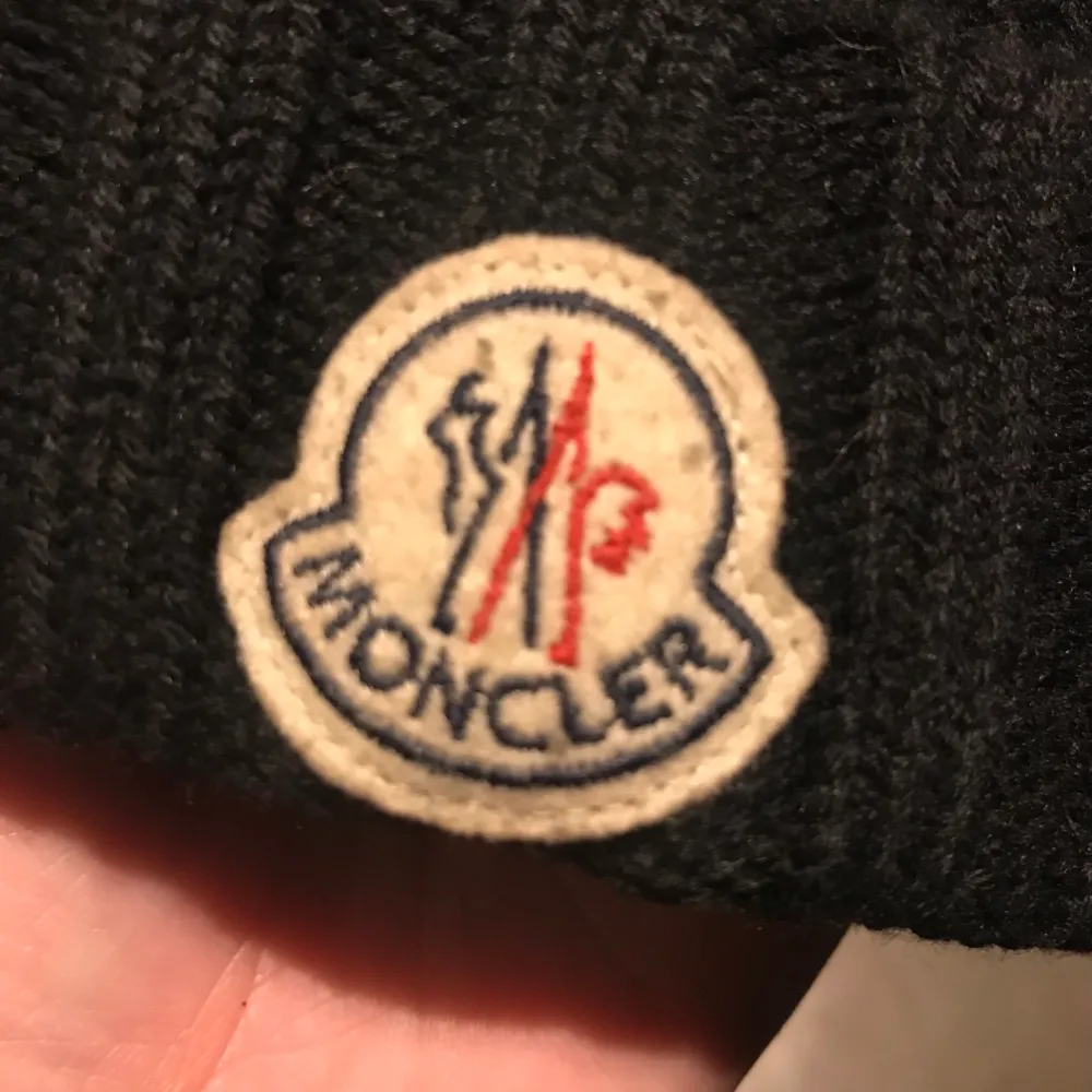 Säljer en svart (beanie?) moncler mössa. Den är äkta och köpt för ca 2000kr. Innerlappen har tappat färg på texten, men märket och materialet visar äkteheten❤️ Den är bra skick inga fläckar eller så! Oklart vad det är för storlek men passar nog dem flesta😊. Övrigt.