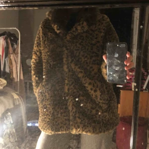  - mysig leo jacka, strl S. en knapp fattas längst ner därav priset, går att fixa dit en ny!🐆möts upp i Gävle om den ska fraktas kostar det 80-90kr