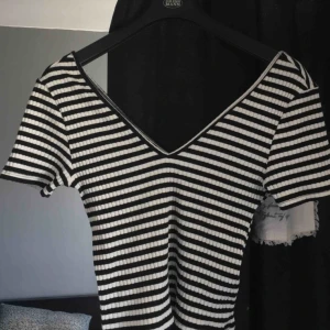  - Fin topp som är v-ringad både i ryggen och vid bröstet. Köparen står för frakten