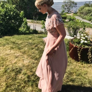  - Säljer min balklänning från studenten! Var så kär i denna 😭 puderrosa klänning med silver detaljer och slitsar på sidorna. Storlek 8 alltså typ 36! Är 160 lång och den var perfekt på mig både utan och med klackar. Pris kan diskuteras. Du står för frakt.