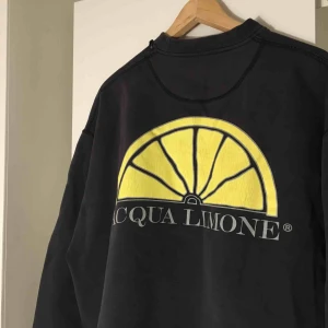  - Baksidan på den första bilden och framsidan på bild två. En fin vintage acqua limone tröja som är avklippt så den kommer precis över rumpan. Endast ett litet hål uppe vid axeln i sömmen. 