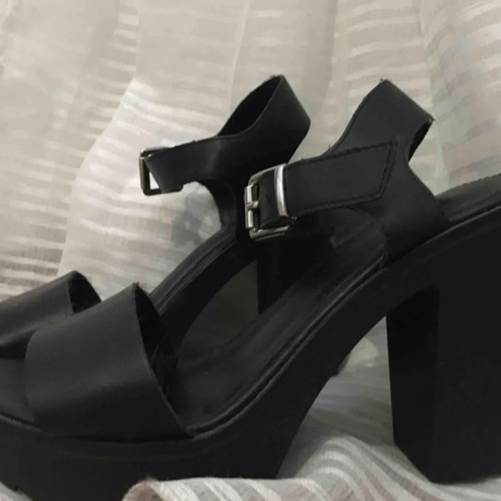 Svarta högklackade skor  Klackarna är 10cm  Storlek 39  Knappt använda . Skor.