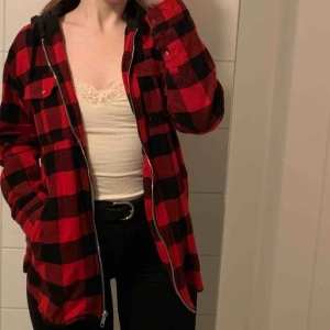  - Skön och mysig hoodie i flanell! Använd sparsamt. Kan skickas men köparen står för frakten!🤠