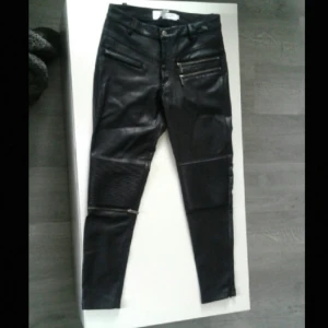  - Skinnimitations byxor från Angelica Blicks kollektion på Bik Bok. Köpta här på plick men var för små för mig så har aldrig testat dom själv! Är i storlek M men mer som en S skulle jag påstå🙈 Säljes för 170kr + frakt.  Köparen står för frakt, betalas med swish🙆  🎉 