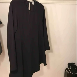  - Svart klänning från Ginatricot. Storlek XS men passar S  Köparen står för frakt.