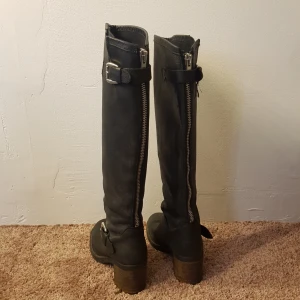  - Stövlar från Scorett. Äkta grovt läder. Använda men i gott skick. Möts i Stockholm eller skickar, köparen står för frakt(ca 100 för spårbart)