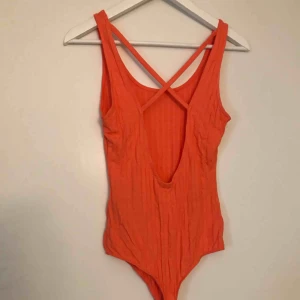  - Body med öppen rygg från Gina. Fläcken som syns på bild två är knappt synlig, försökte visa den på tredje bilden men den syns så lite att den inte syns på bild. Aldrig använd